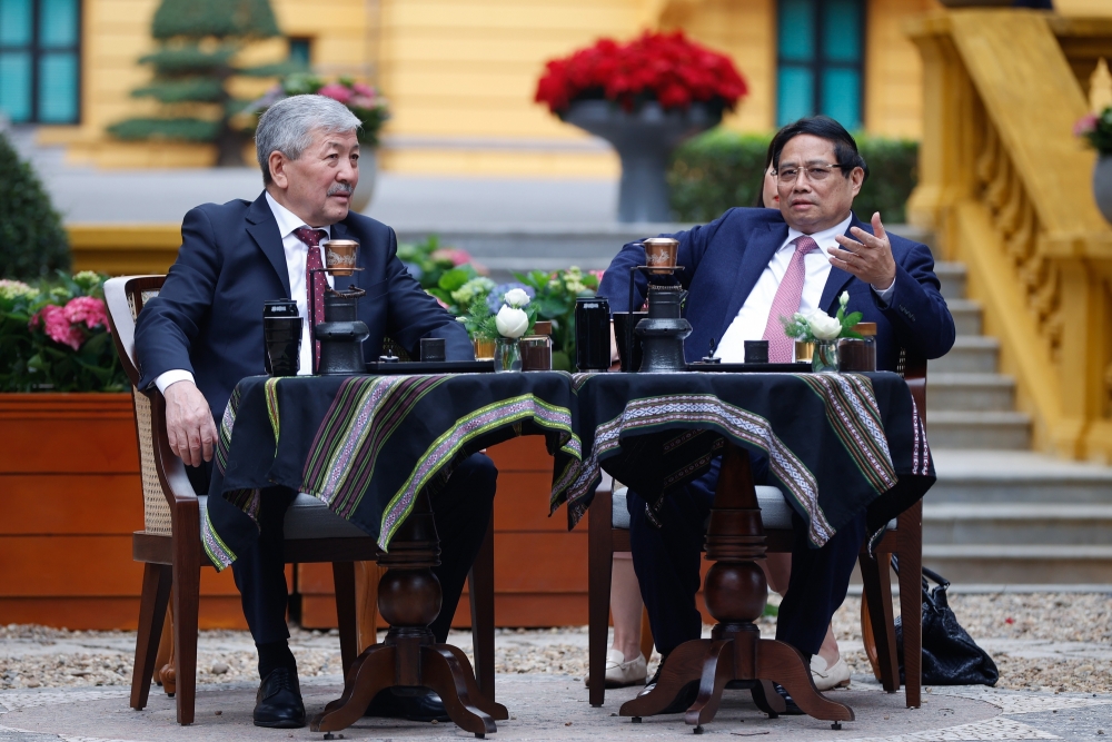 Hai Thủ tướng cười tươi khi cùng thưởng thức cà phê Việt Nam