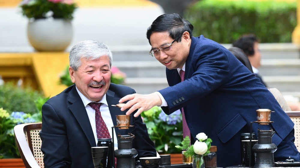 Hai Thủ tướng cười tươi khi cùng thưởng thức cà phê Việt Nam