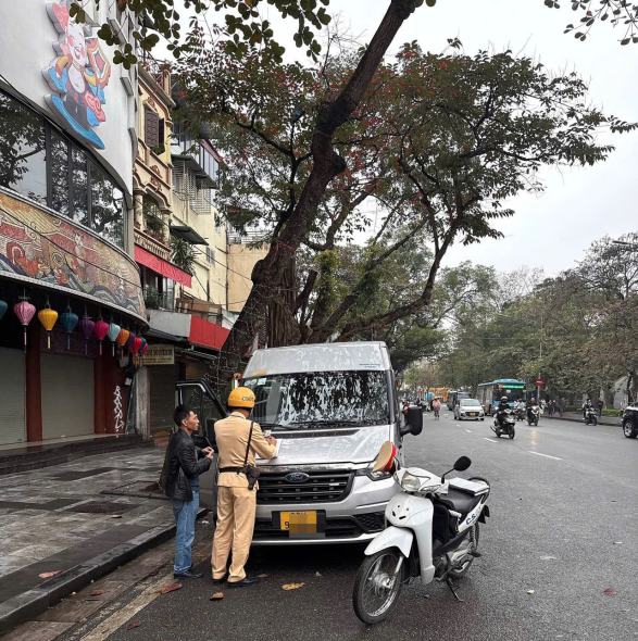 Hàng loạt xe khách vi phạm “lệnh cấm” vào phố Cổ Hà Nội