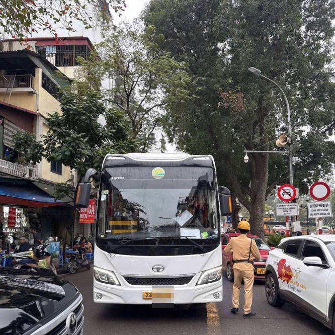 Hàng loạt xe khách vi phạm “lệnh cấm” vào phố Cổ Hà Nội