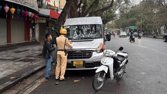 Hàng loạt xe khách vi phạm “lệnh cấm” vào phố Cổ Hà Nội