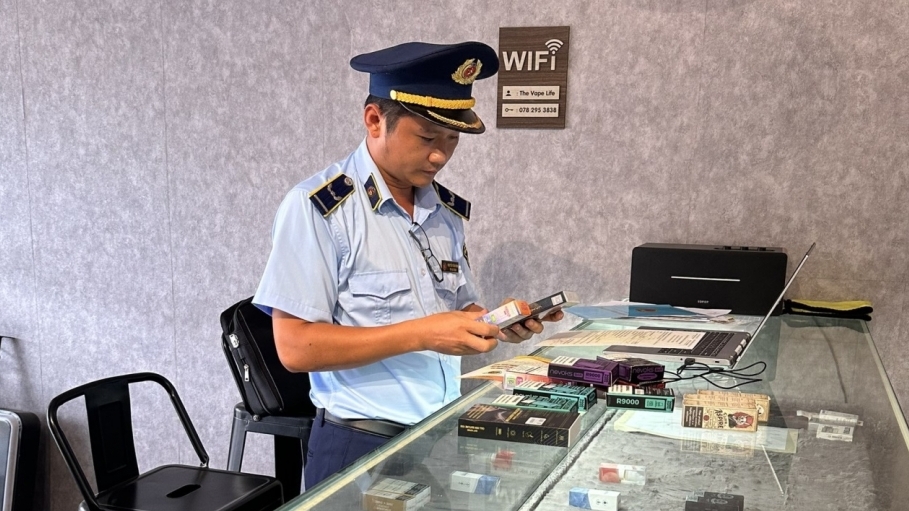 Cán bộ sẽ bị xử nghiêm nếu tiếp tay cho xì gà, thuốc lá điện tử nhập lậu