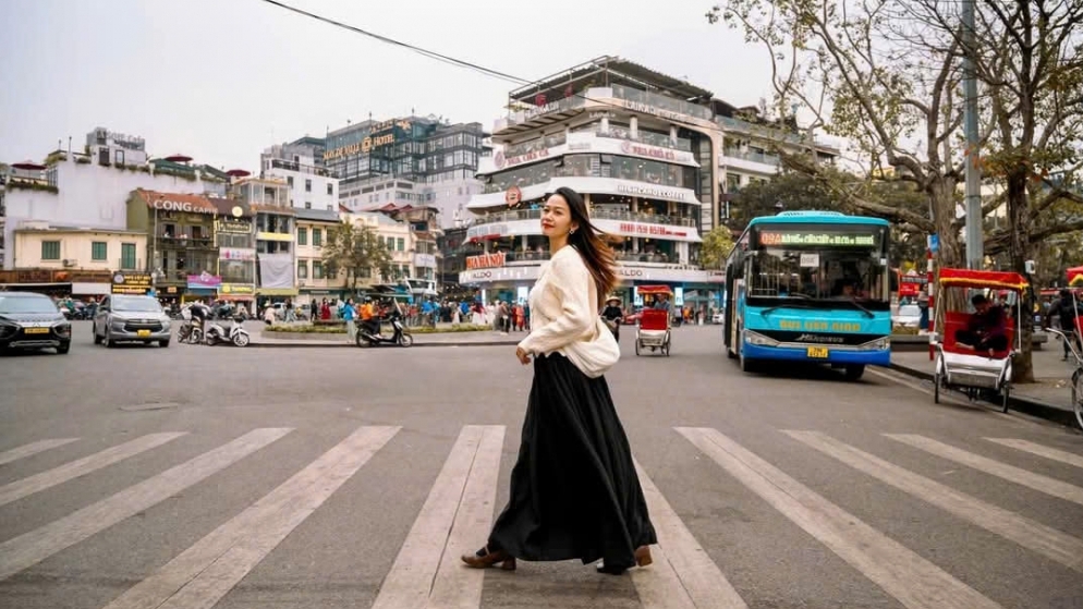 Cảnh báo việc tụ tập chụp ảnh "chia tay" tòa nhà Hàm cá mập