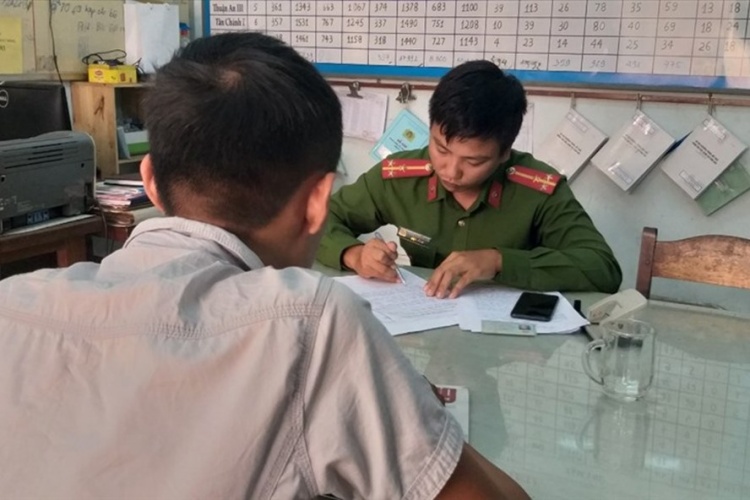 Hành hung phóng viên vì sợ hình ảnh của mình bị lan truyền trên mạng