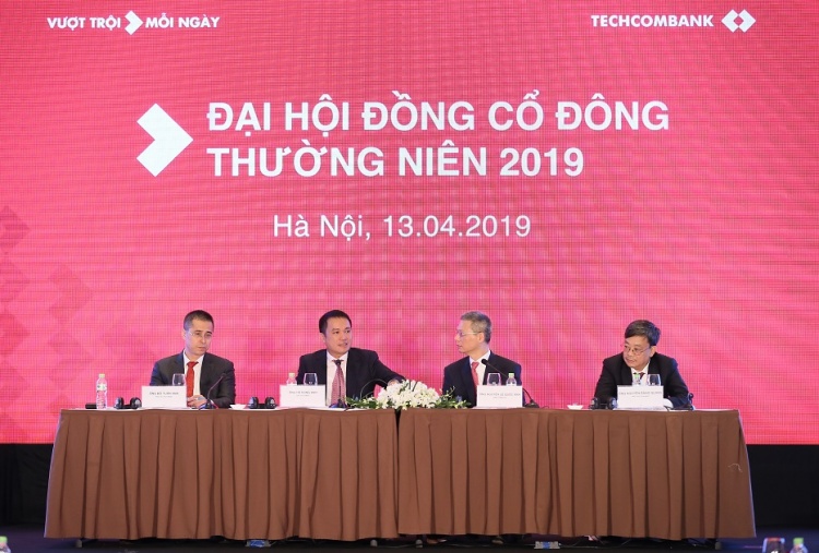 Lãi hơn 10.600 tỷ đồng, Techcombank vẫn để cổ đông 