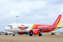 Máy bay Vietjet chở khách xong phát hiện bong hỏng tấm ốp cánh trái