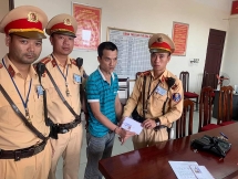 ha noi nam thanh nien mua ma tuy bo chay khi dung canh sat giao thong