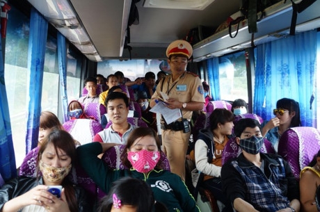 Nhiều hành khách "cầu cứu" CSGT vì nhà xe nhồi nhét