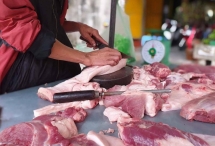 Giá heo hơi giảm, thịt đến tay người tiêu dùng vẫn đắt