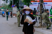 Nhiều địa phương bắt đầu chi tiền hỗ trợ Covid-19 cho dân