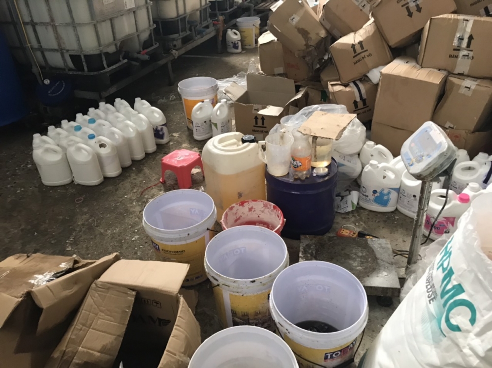 “Lật tẩy” thêm cơ sở sản xuất nước giặt giả mạo nhãn hiệu D-nee, Comfort