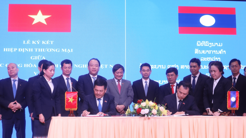 Chính thức ký mới Hiệp định thương mại Việt Nam - Lào