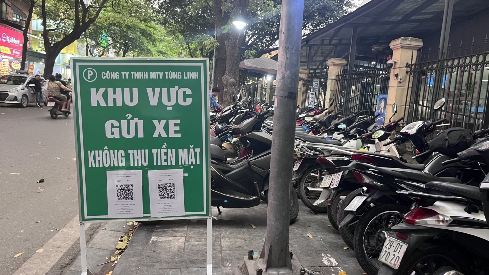Hà Nội bắt đầu thí điểm thu phí trông giữ xe không tiền mặt tại Hoàn Kiếm