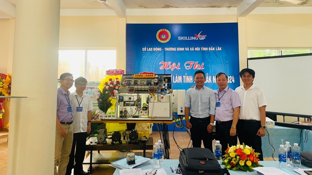 Nhóm tác giả của VCI đoạt giải Nhất Hội thi thiết bị đào tạo tự làm