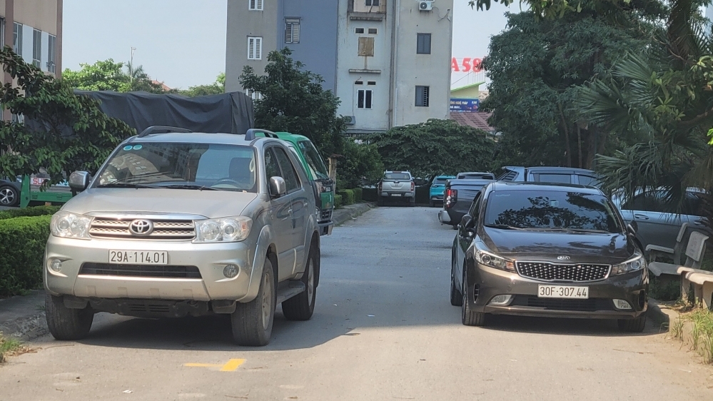Hà Nội: Bát nháo tình trạng đỗ xe lấn chiếm lòng đường ở Khu đô thị Tân Việt