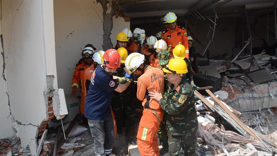 Quân đội Việt Nam giải cứu một nạn nhân vụ động đất ở Myanmar