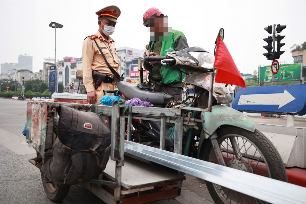 Cảnh sát truy quét xe ba bánh tự chế lén lút hoạt động