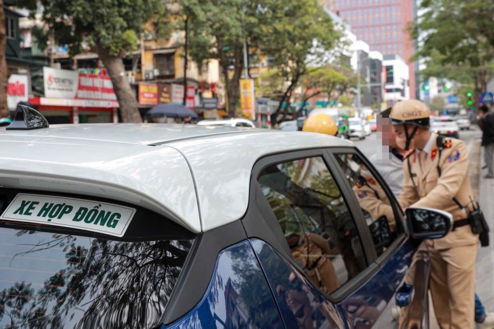 Hà Nội: Cảnh sát xử lý hàng loạt ô tô phớt lờ biển cấm dừng, đỗ