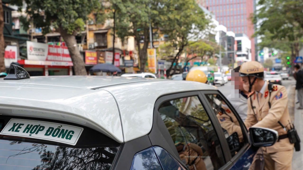 Hà Nội: Cảnh sát xử lý hàng loạt ô tô phớt lờ biển cấm dừng, đỗ