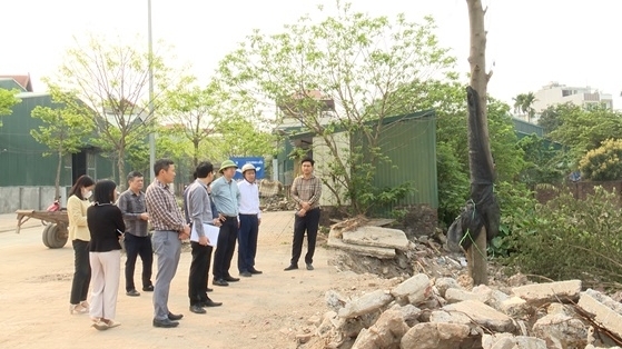Chủ tịch huyện Hoài Đức thị sát việc xử lý vi phạm đất đai, xây dựng