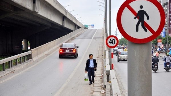 Người đi bộ đi vào đường cao tốc bị xử lý như thế nào?