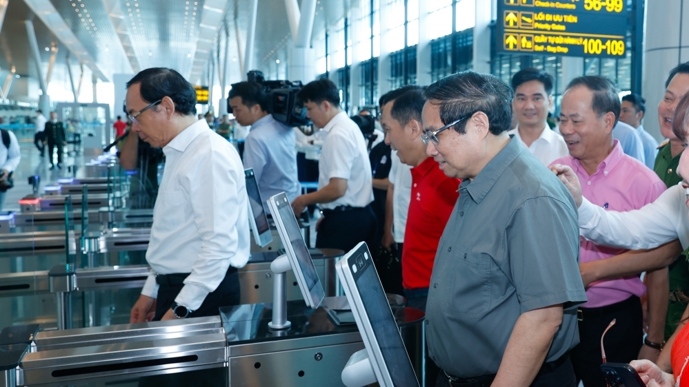 Thủ tướng đề nghị nhân rộng giải pháp lên tàu bay không cần giấy tờ