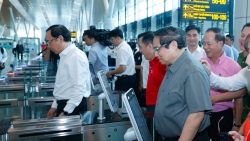 Thủ tướng đề nghị nhân rộng giải pháp lên tàu bay không cần giấy tờ