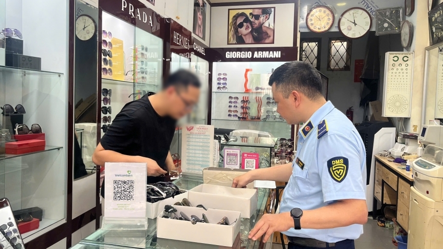 Hàng hiệu “nhái” Gucci, Dior, Hermes... bày bán tại chợ Nhà Xanh