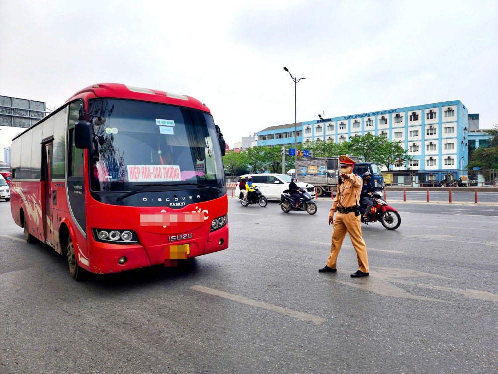 Hà Nội: Cảnh sát xử lý loạt xe khách vi phạm quanh bến xe Mỹ Đình