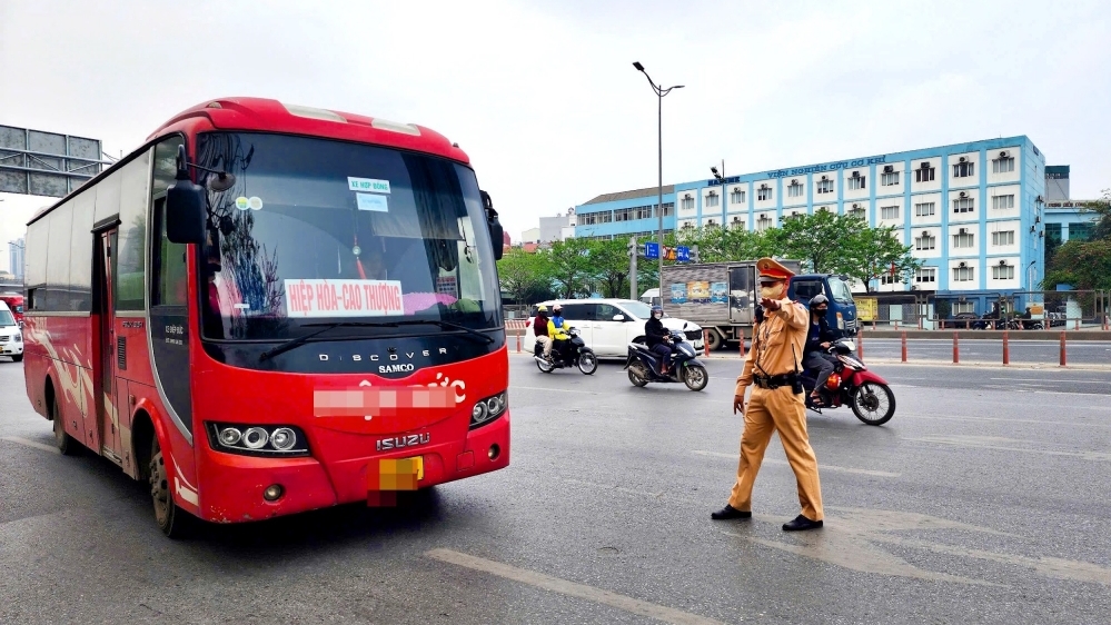 Hà Nội: Cảnh sát xử lý loạt xe khách vi phạm quanh bến xe Mỹ Đình