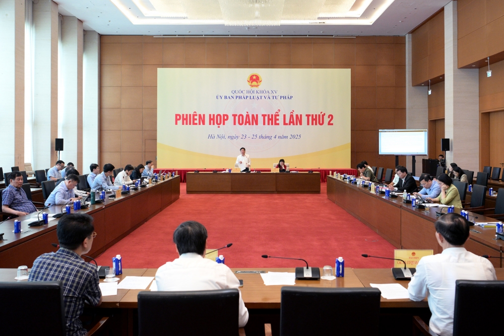 Thống nhất chế độ công vụ từ Trung ương đến cấp xã