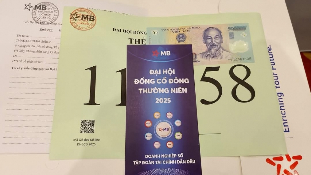 Cổ đông dự họp thường niên 2025 của MB được "lì xì" tiền mặt