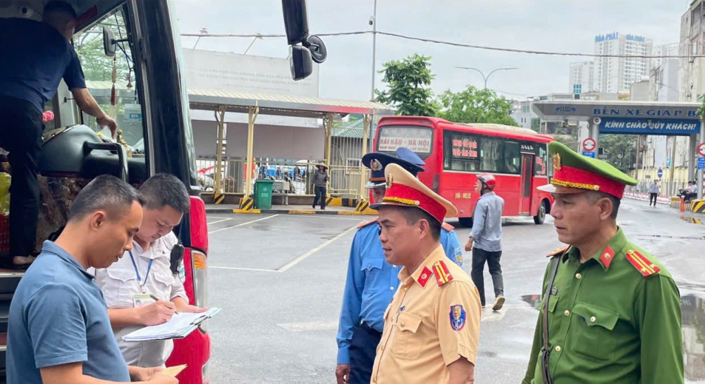 Cảnh sát tăng quân số kiểm tra các bến xe bắt vi phạm dịp 30/4-1/5