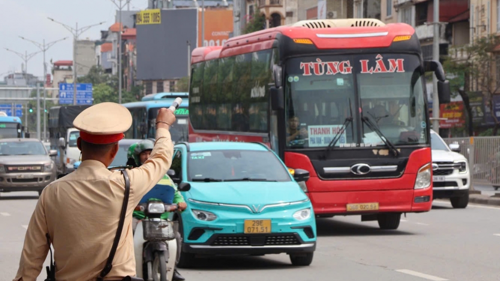 Cảnh sát tăng quân số kiểm tra các bến xe bắt vi phạm dịp 30/4-1/5