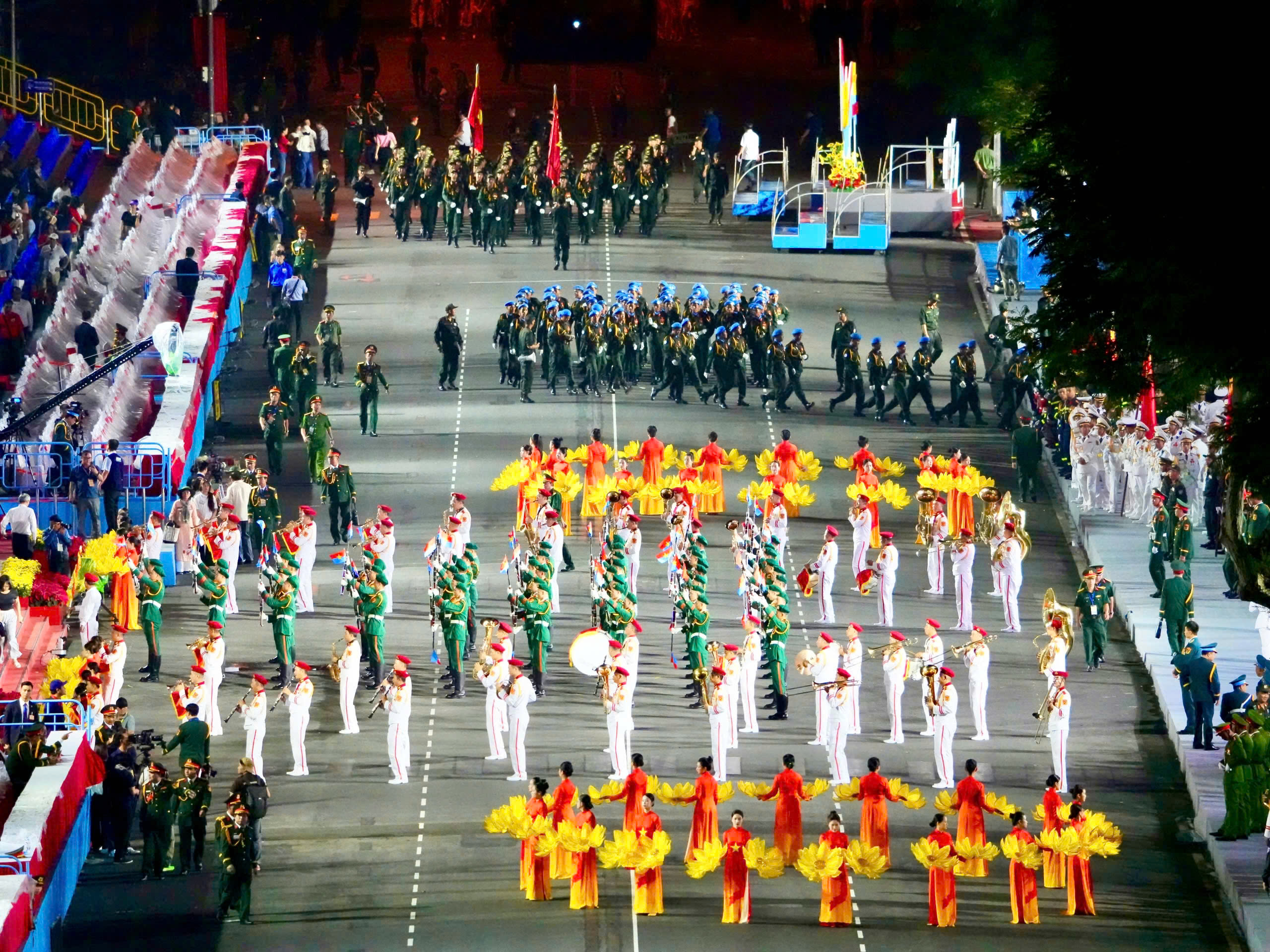 Hình ảnh Bác Hồ nổi bật trong buổi tổng luyện diễu binh 30.4 ở TP.HCM- Ảnh 16.