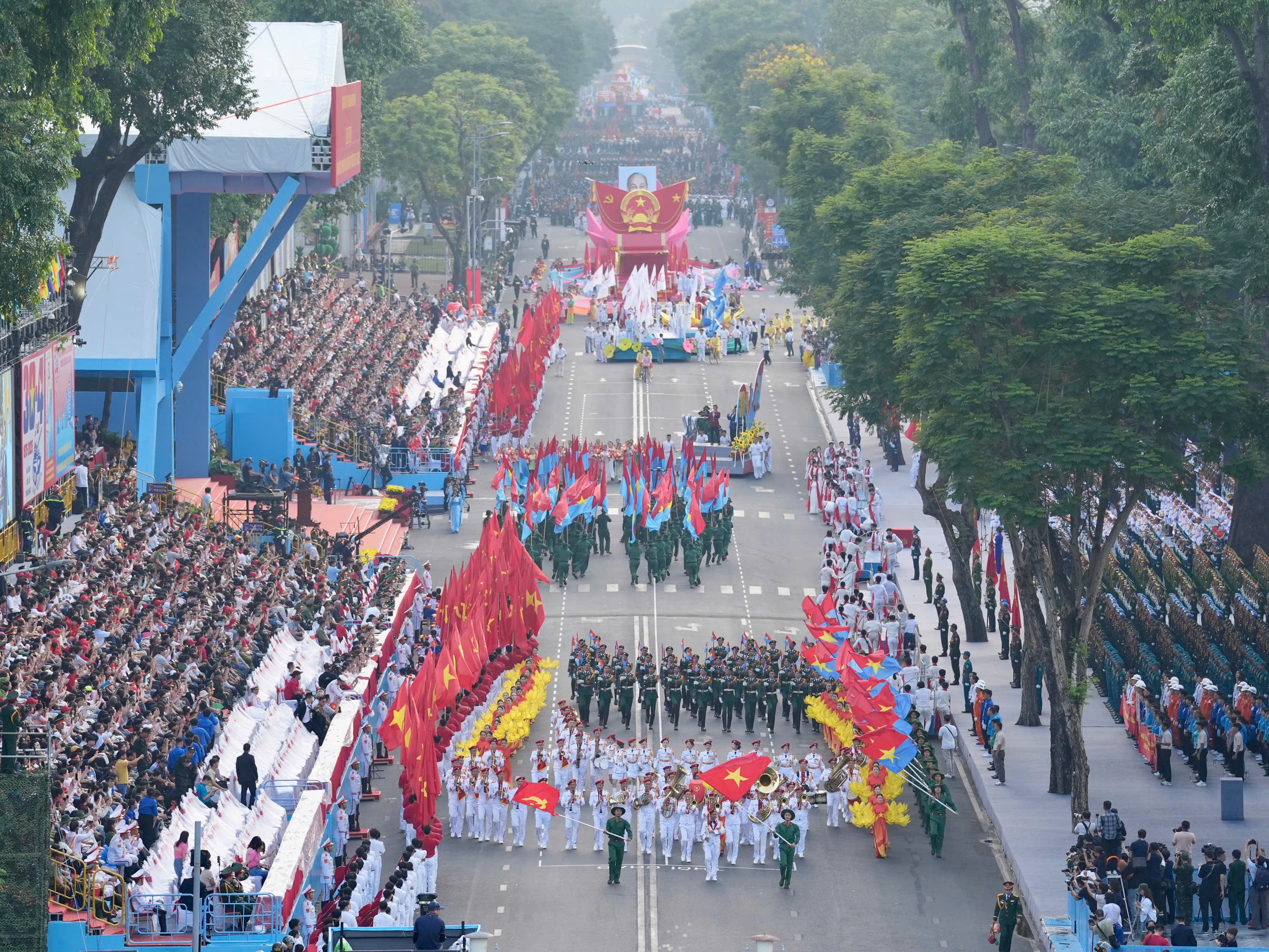 Hình ảnh Bác Hồ nổi bật trong buổi tổng luyện diễu binh 30.4 ở TP.HCM- Ảnh 25.