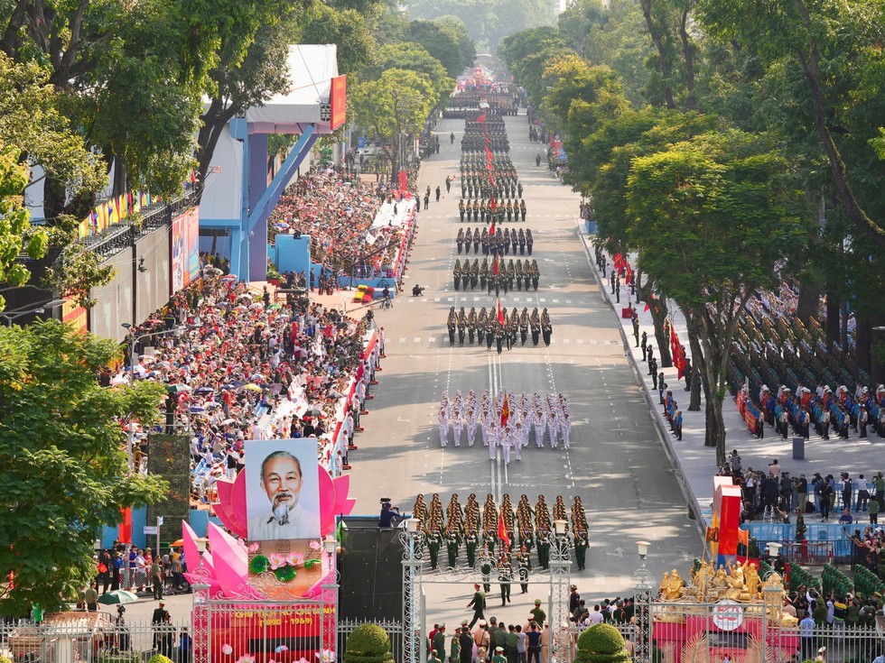 Hình ảnh Bác Hồ nổi bật trong buổi tổng luyện diễu binh 30.4 ở TP.HCM- Ảnh 10.