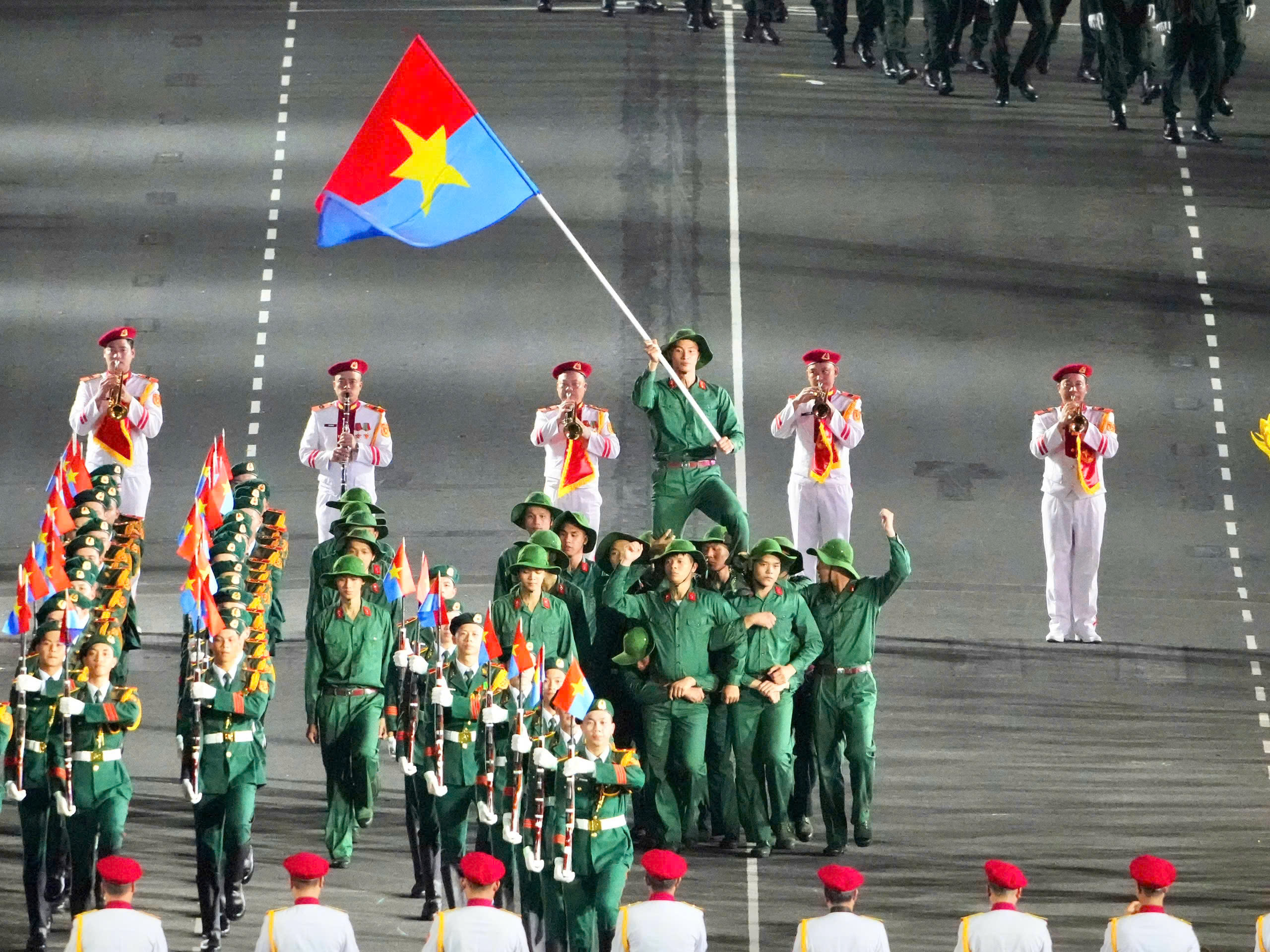 Hình ảnh Bác Hồ nổi bật trong buổi tổng luyện diễu binh 30.4 ở TP.HCM- Ảnh 17.