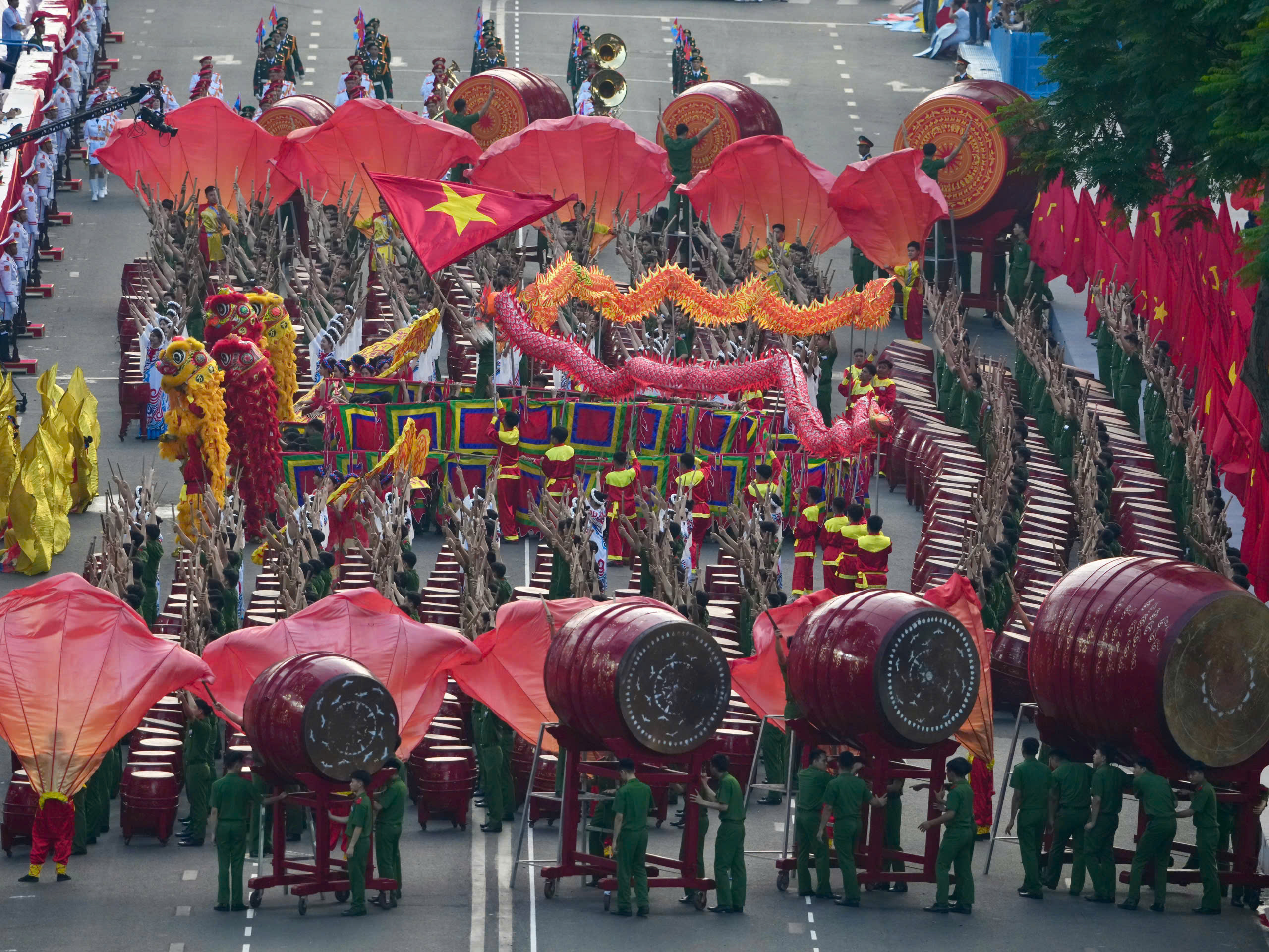 Hình ảnh Bác Hồ nổi bật trong buổi tổng luyện diễu binh 30.4 ở TP.HCM- Ảnh 26.