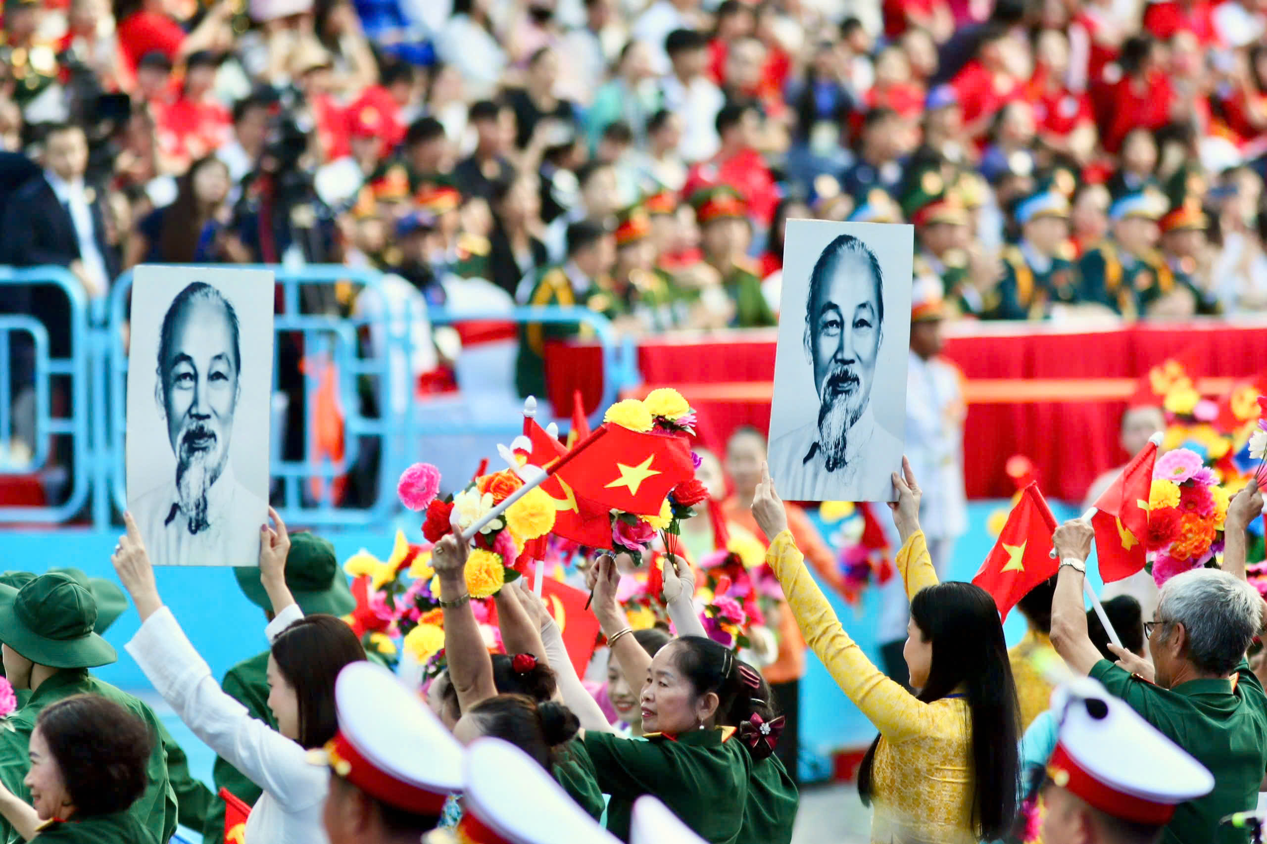 Hình ảnh Bác Hồ nổi bật trong buổi tổng luyện diễu binh 30.4 ở TP.HCM- Ảnh 34.