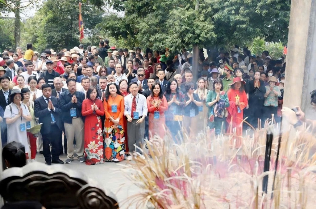 Kiều bào về nước dâng hương Vua Hùng