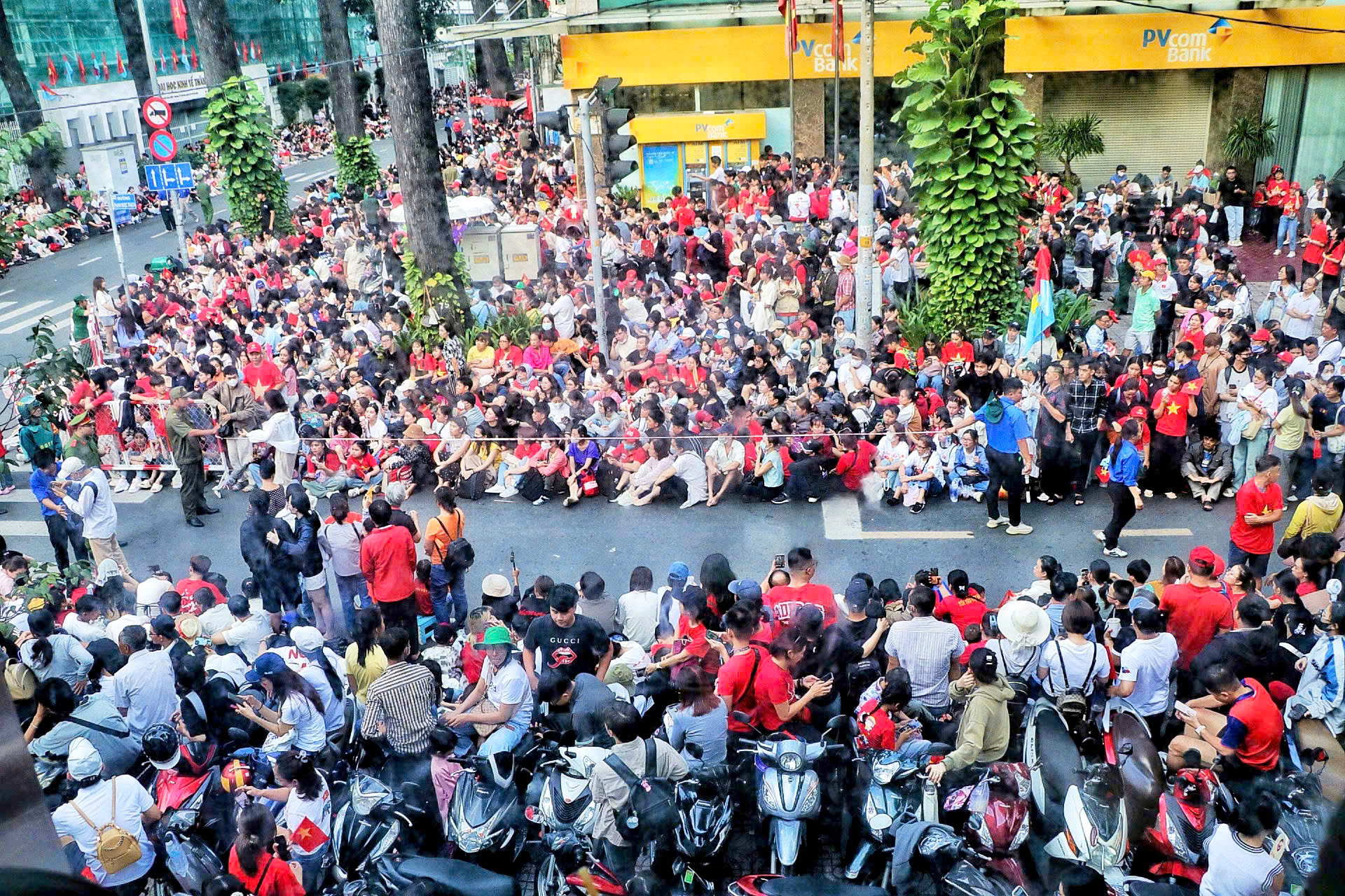 Hình ảnh Bác Hồ nổi bật trong buổi tổng luyện diễu binh 30.4 ở TP.HCM- Ảnh 28.