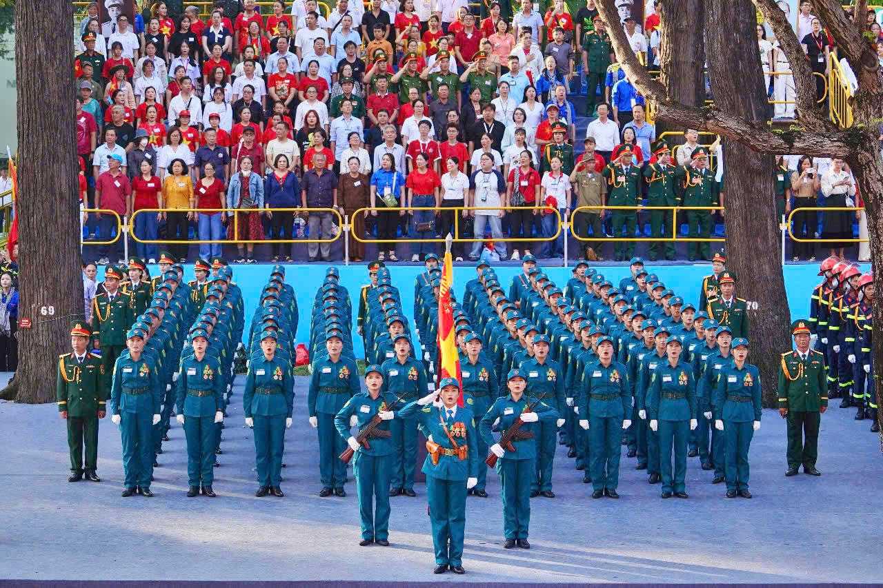 Hình ảnh Bác Hồ nổi bật trong buổi tổng luyện diễu binh 30.4 ở TP.HCM- Ảnh 36.