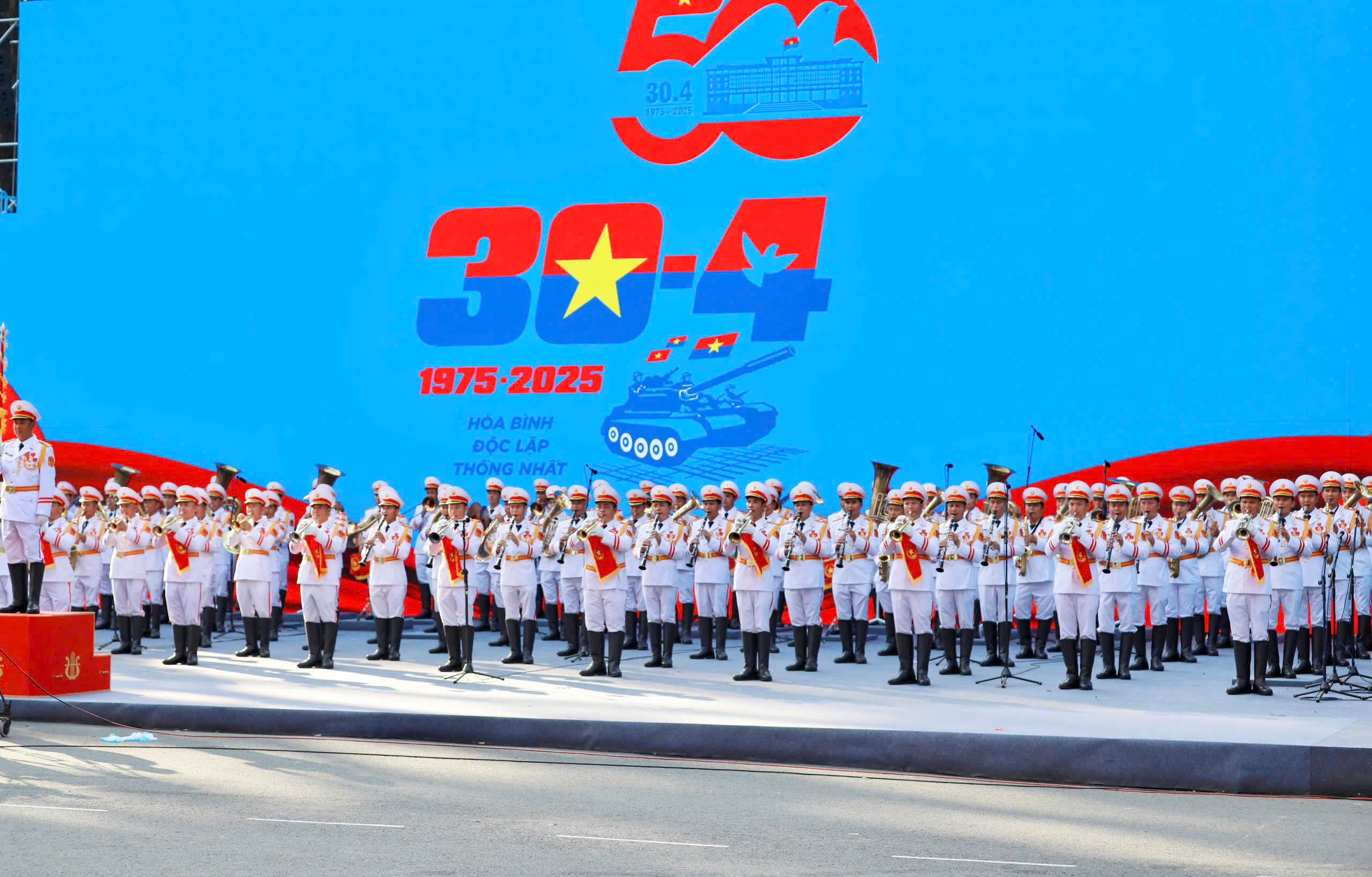 Hình ảnh Bác Hồ nổi bật trong buổi tổng luyện diễu binh 30.4 ở TP.HCM- Ảnh 37.