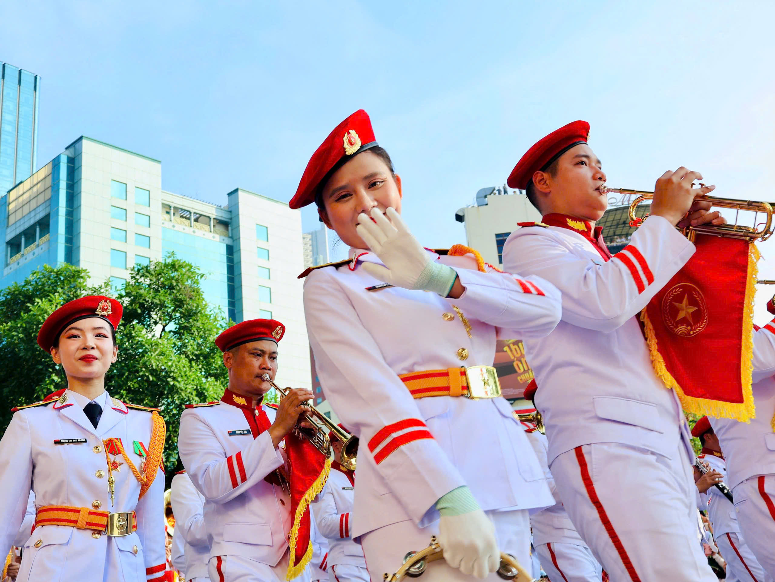 Hình ảnh Bác Hồ nổi bật trong buổi tổng luyện diễu binh 30.4 ở TP.HCM- Ảnh 32.