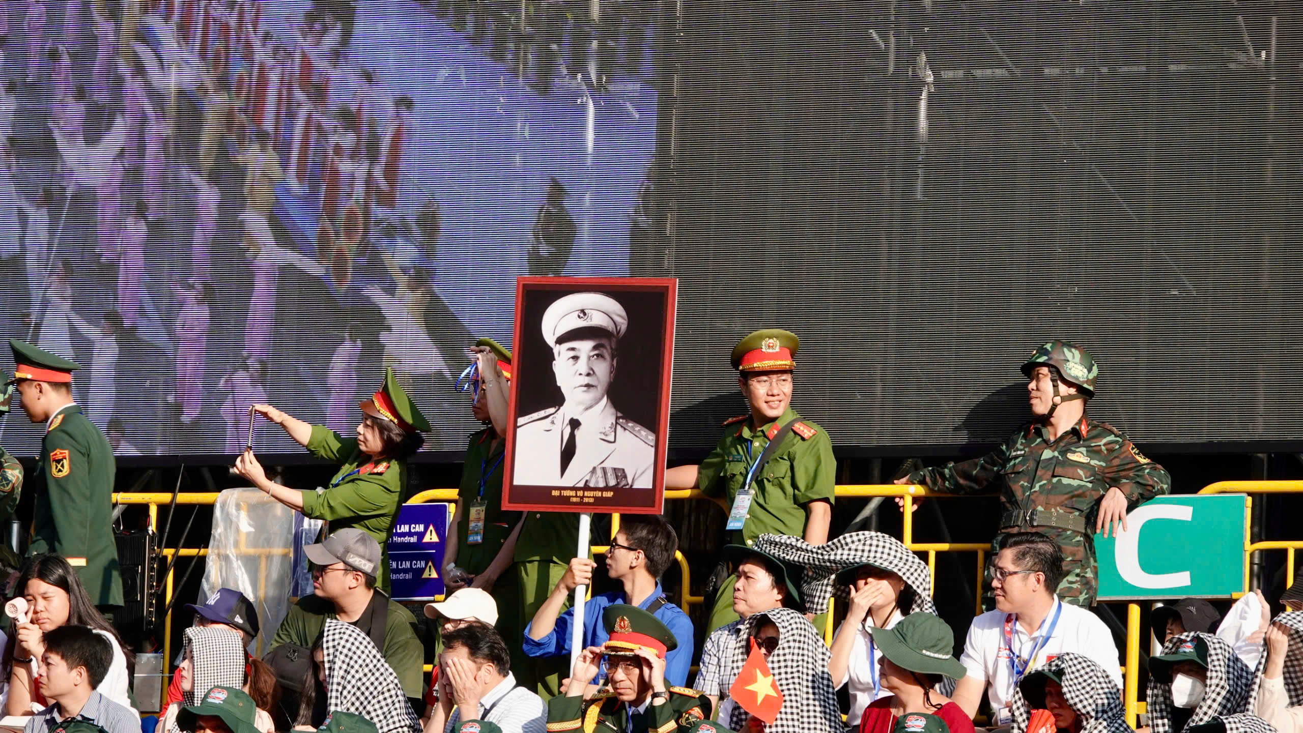 Hình ảnh Bác Hồ nổi bật trong buổi tổng luyện diễu binh 30.4 ở TP.HCM- Ảnh 35.