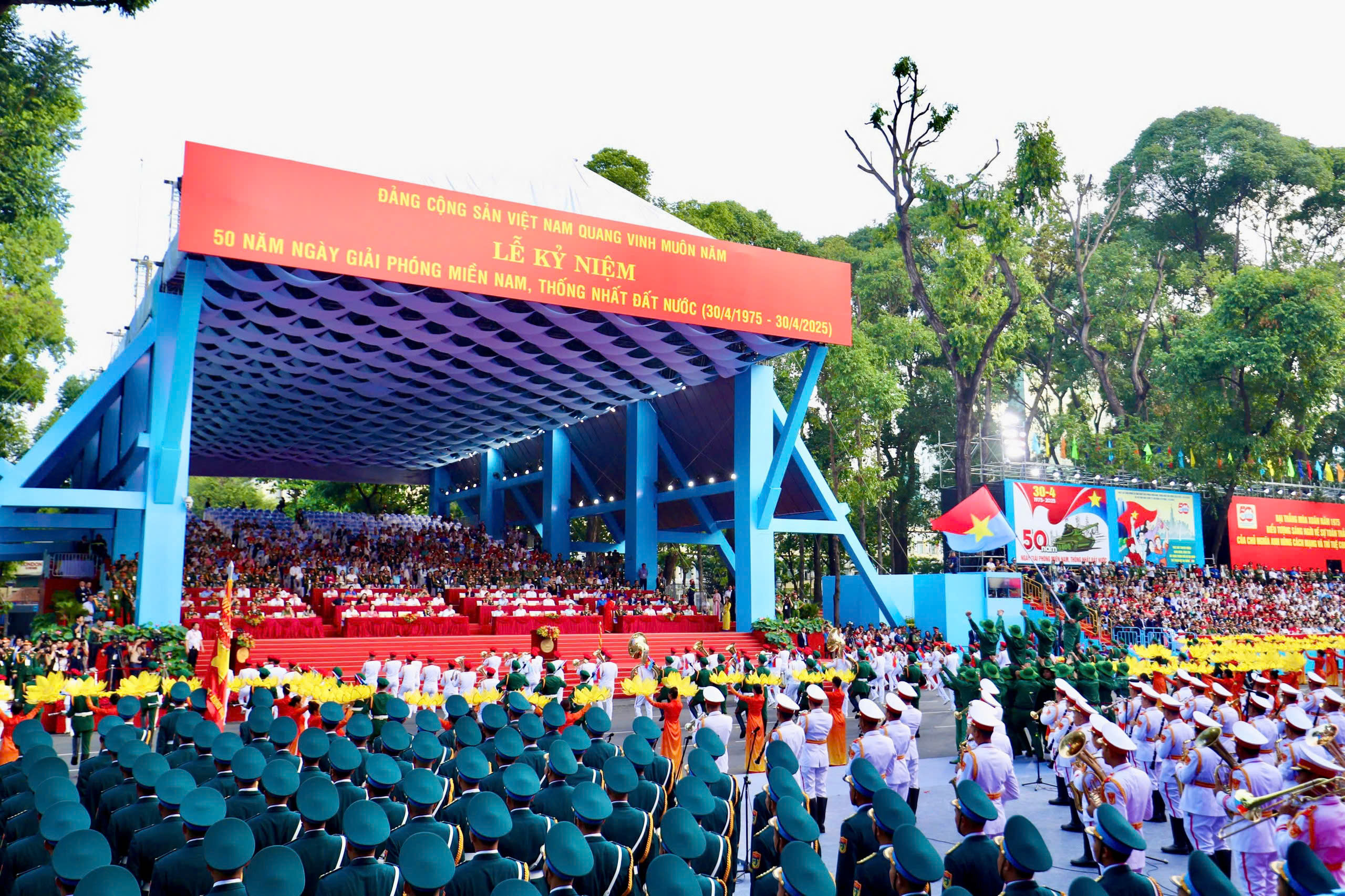 Hình ảnh Bác Hồ nổi bật trong buổi tổng luyện diễu binh 30.4 ở TP.HCM- Ảnh 33.