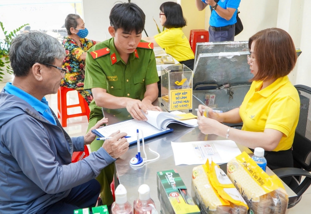 Hơn 3,4 triệu người đã nhận lương hưu, trợ cấp tháng 5 sớm