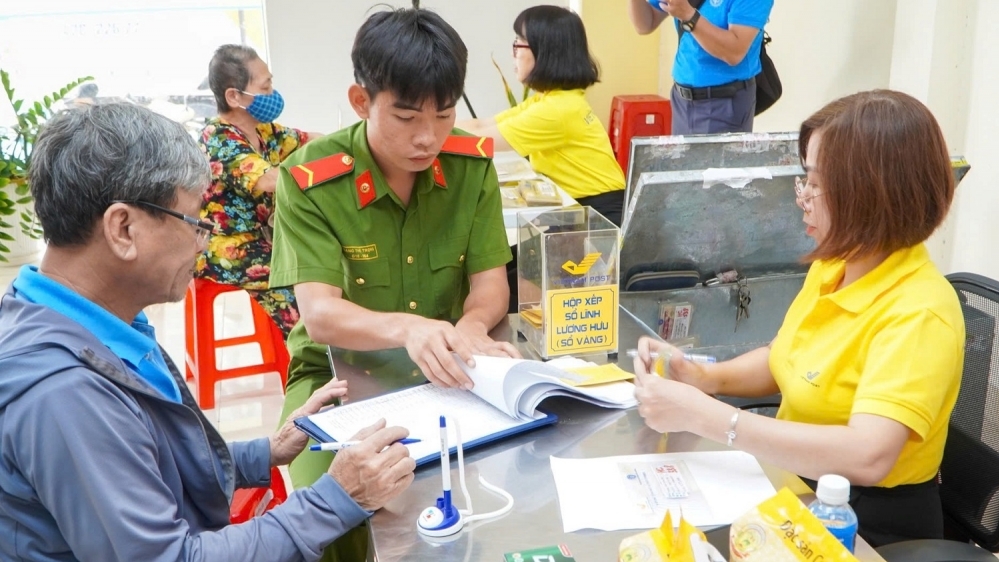 Hơn 3,4 triệu người đã nhận lương hưu, trợ cấp tháng 5 sớm