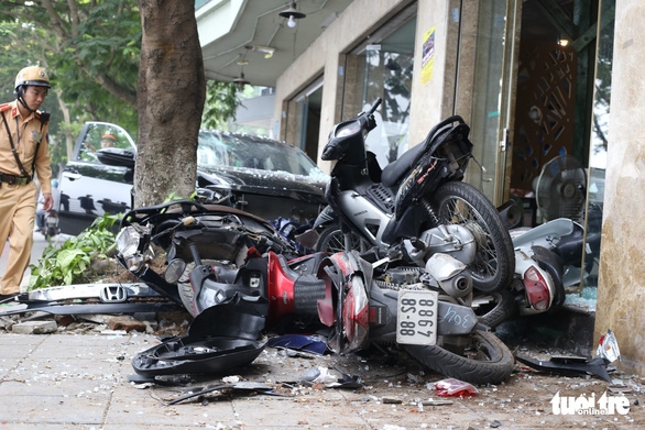 Hà Nội: Xe điên tông hàng loạt xe máy trên vỉa hè Hồ Tây